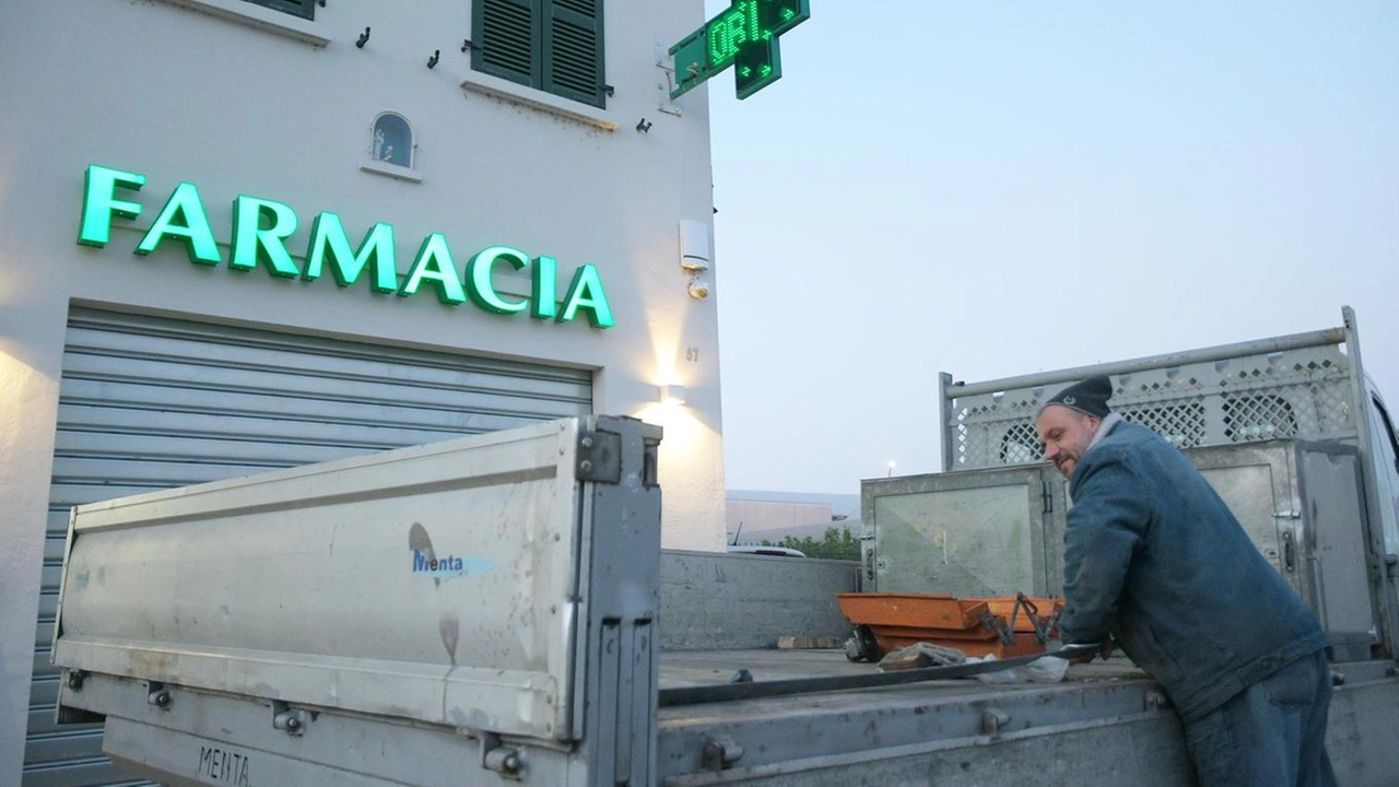 La farmacia di Bastida Pancarana dove le telecamere hanno ripreso tre persone col volto coperto entrare nell’esercizio