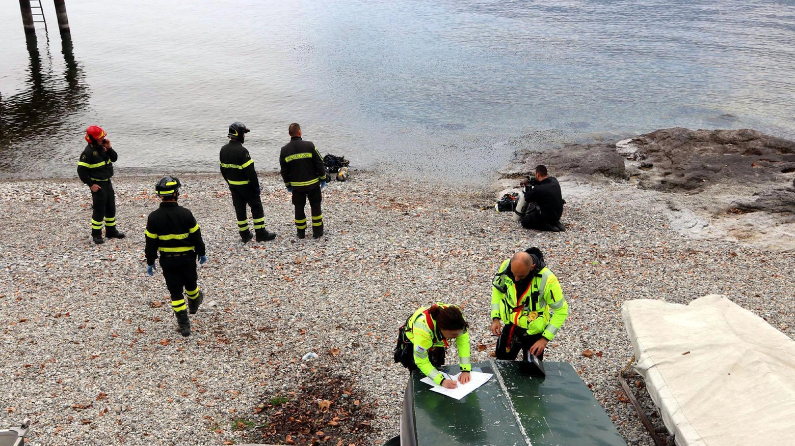 I soccorsi sulla riva del lago (foto di repertorio)