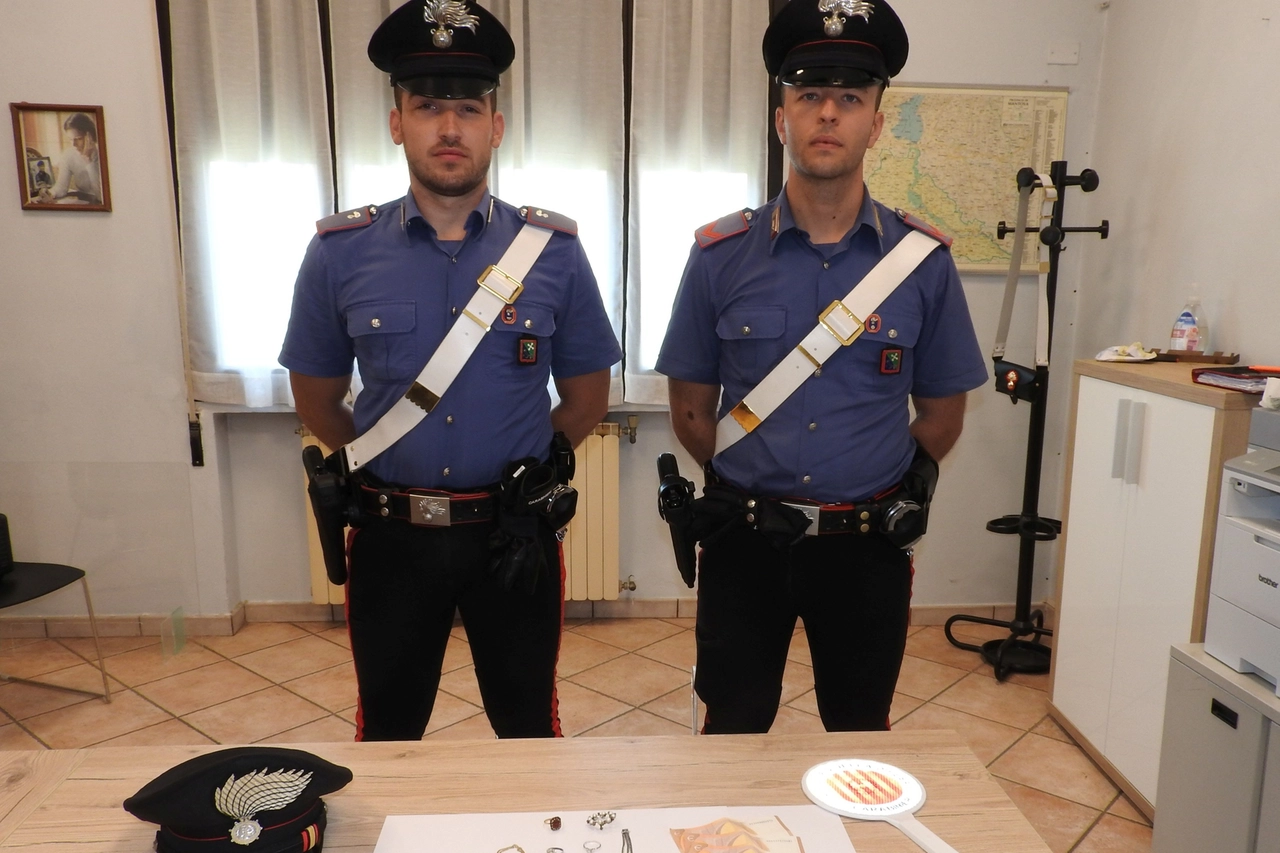 Il denaro e i gioielli di famiglia recuperati dai carabinieri e restituiti alla sua proprietaria