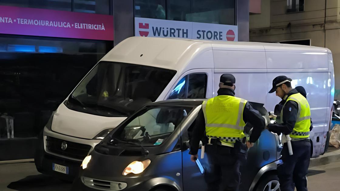 Maxi controllo serale in via Padova. Patente contraffatta, uno salta l’alt