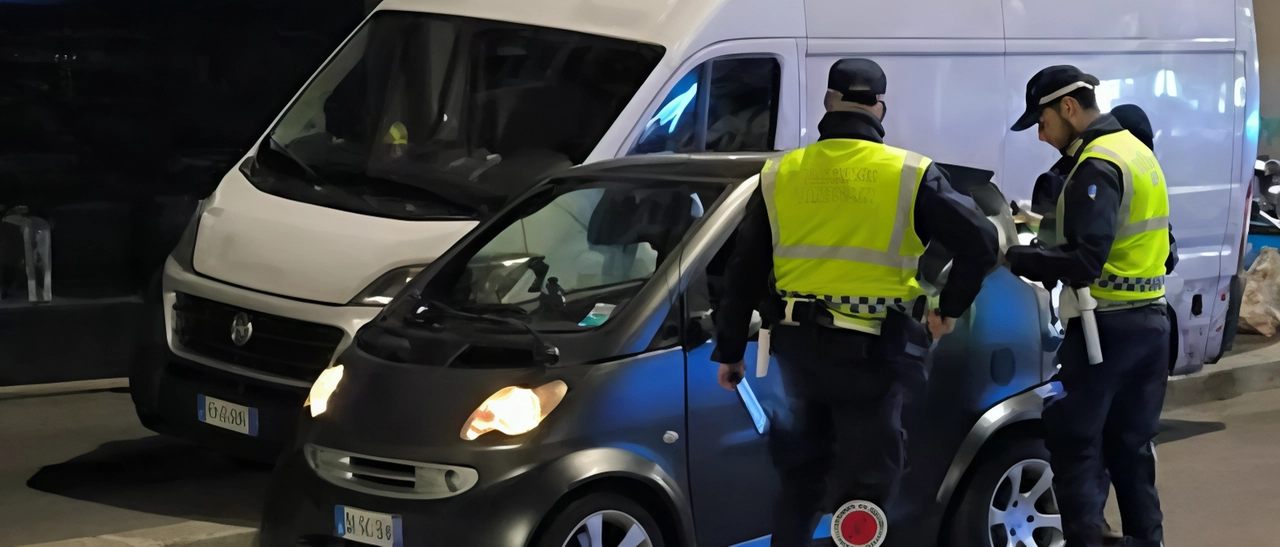 Maxi controllo serale in via Padova. Patente contraffatta, uno salta l’alt