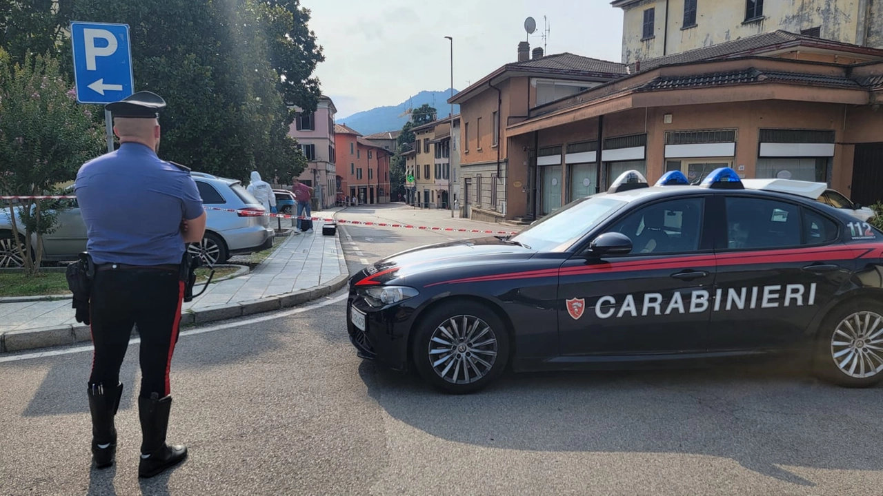 I carabinieri di Brivio questa mattina nel centro del paese dov'è avvenuto l'accoltellamento tra i due stranieri