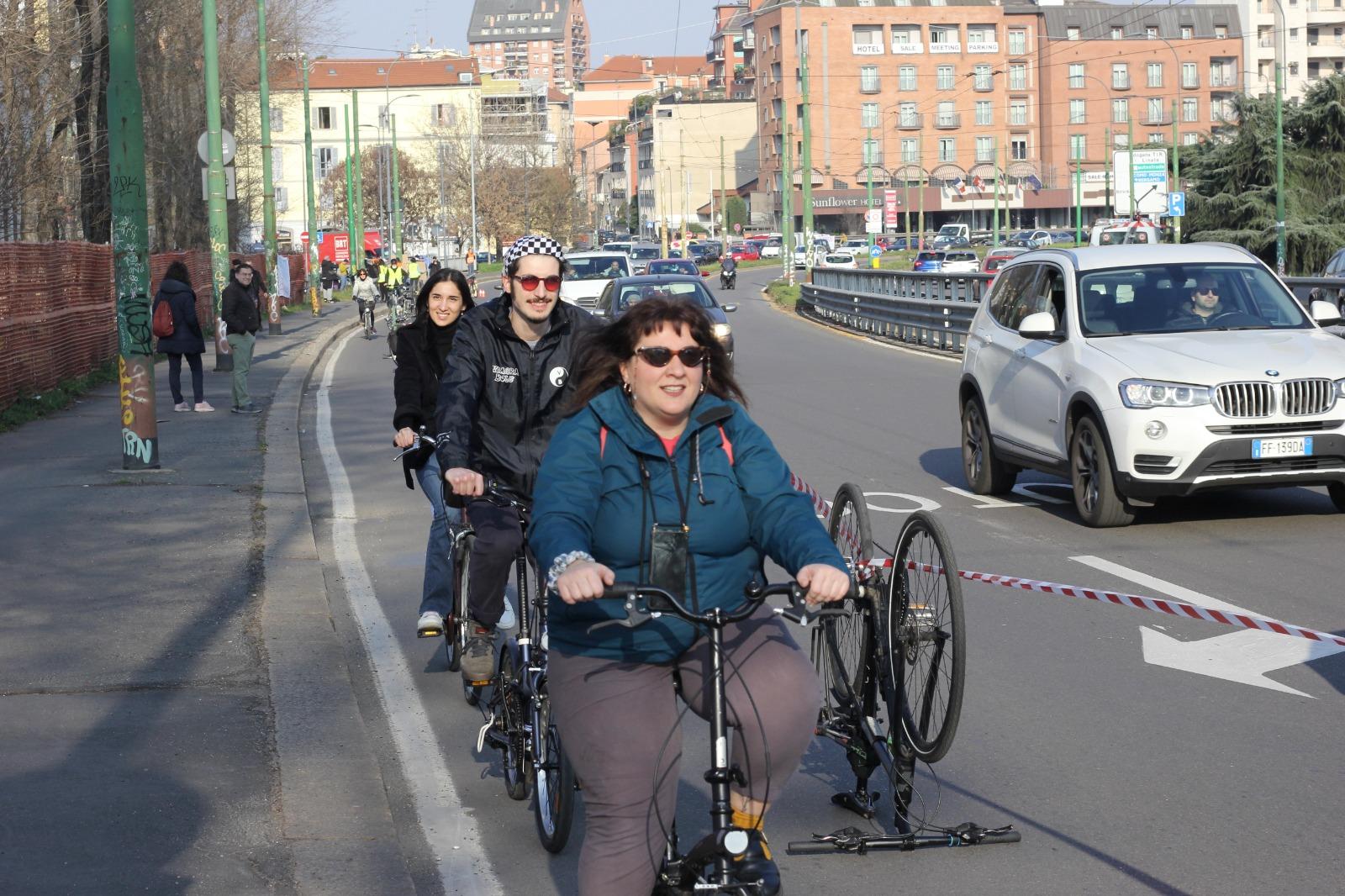 Ponte della Ghisolfa un po’ più sicuro per i ciclisti: segnaletica e cartelli in attesa di una vera pista ciclabile