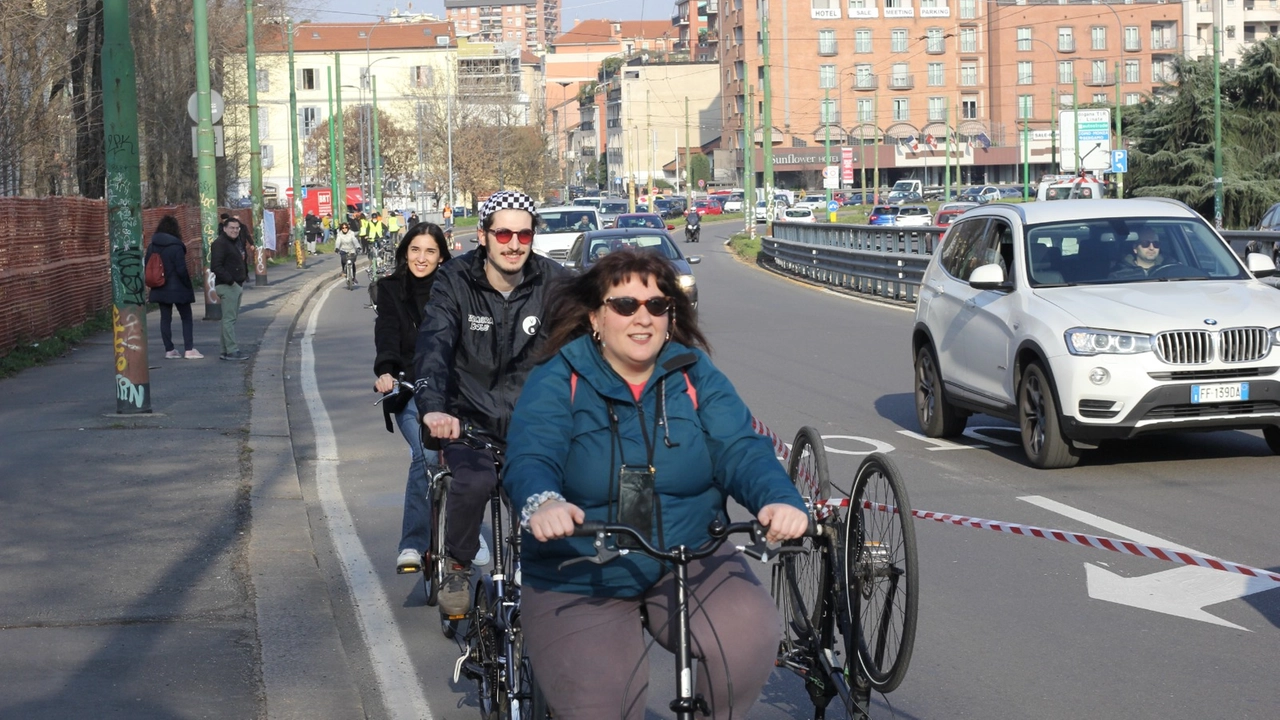 La “ciclabile umana”, una delle iniziative organizzate dal comitato “Non vediamo l’ora” per la pista sul ponte della Ghisolfa