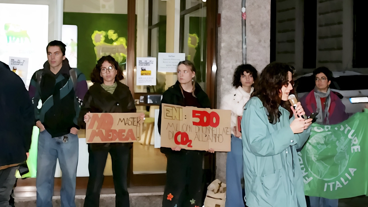 Presidio ieri del movimento Fridays for future Pavia davanti alla sede Eni plenitude store di via XX Settembre per denunciare...