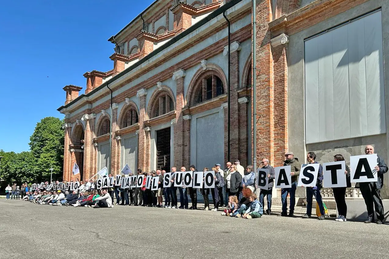 Caravaggio, il “no” dei settemila alla super logistica vicino al Santuario