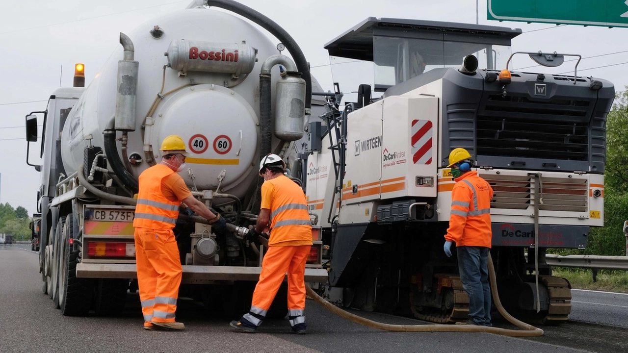 Un cantiere lungo l’autostrada (Immagine di archivio)