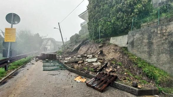 Maltempo causa chiusure stradali e smottamenti nella provincia di Lecco e Como. Allagamenti, frane e interventi dei vigili del fuoco in diverse zone. Evacuate famiglie a Tavernerio.