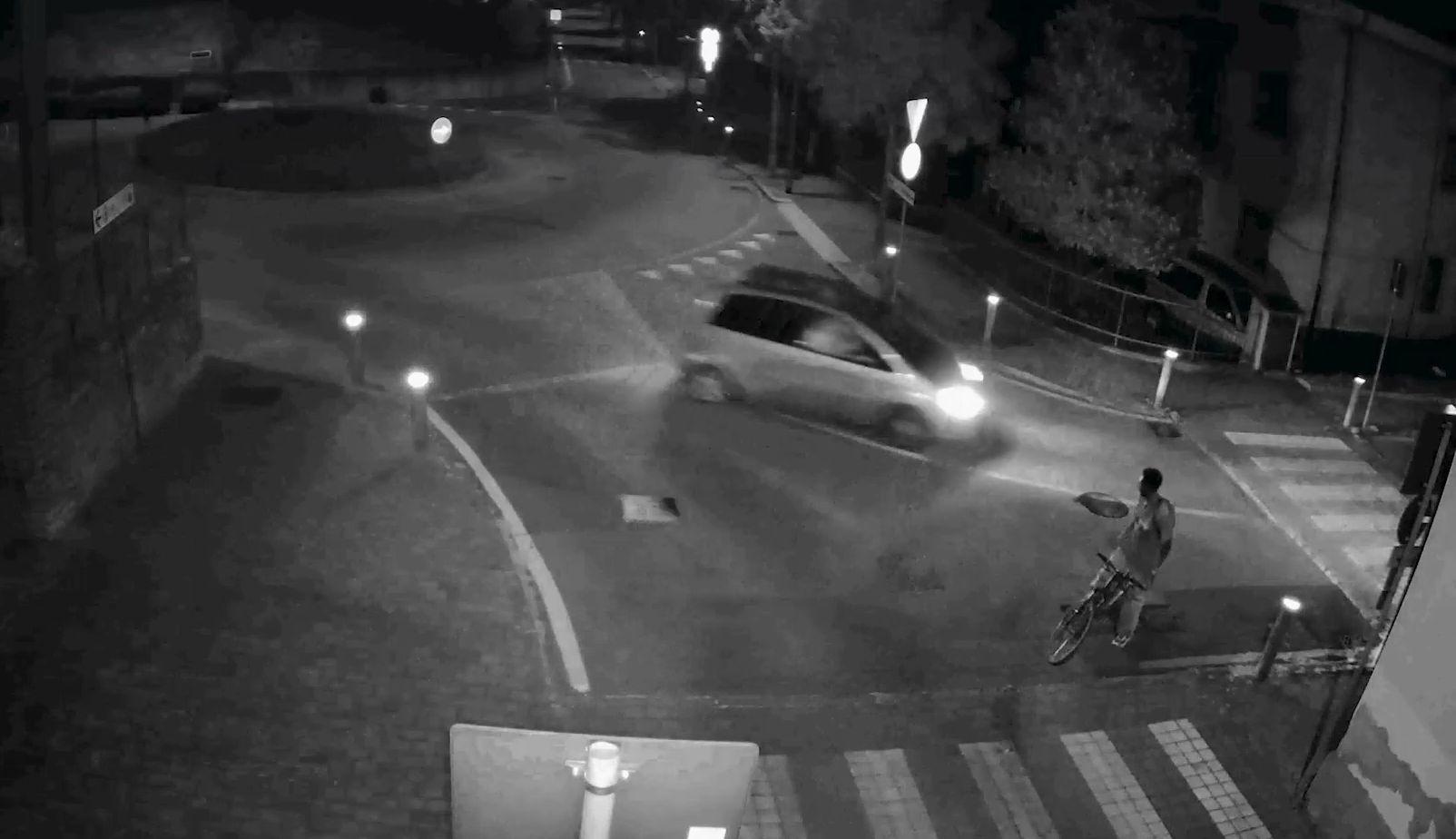 Moussa, l’incrocio con un’auto e la fuga in bici: “Voleva nascondersi”. Il killer immortalato da una telecamera 20 minuti dopo aver ucciso Sharon