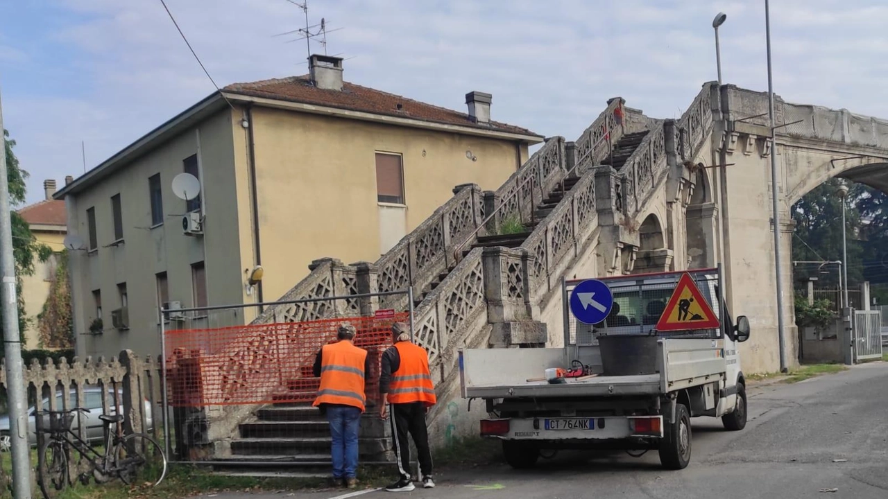 La passerella ferroviaria di Codogno è ufficialmente chiusa per lavori di restauro, con fondi Rfi. La struttura del 1921 era degradata e non sicura.