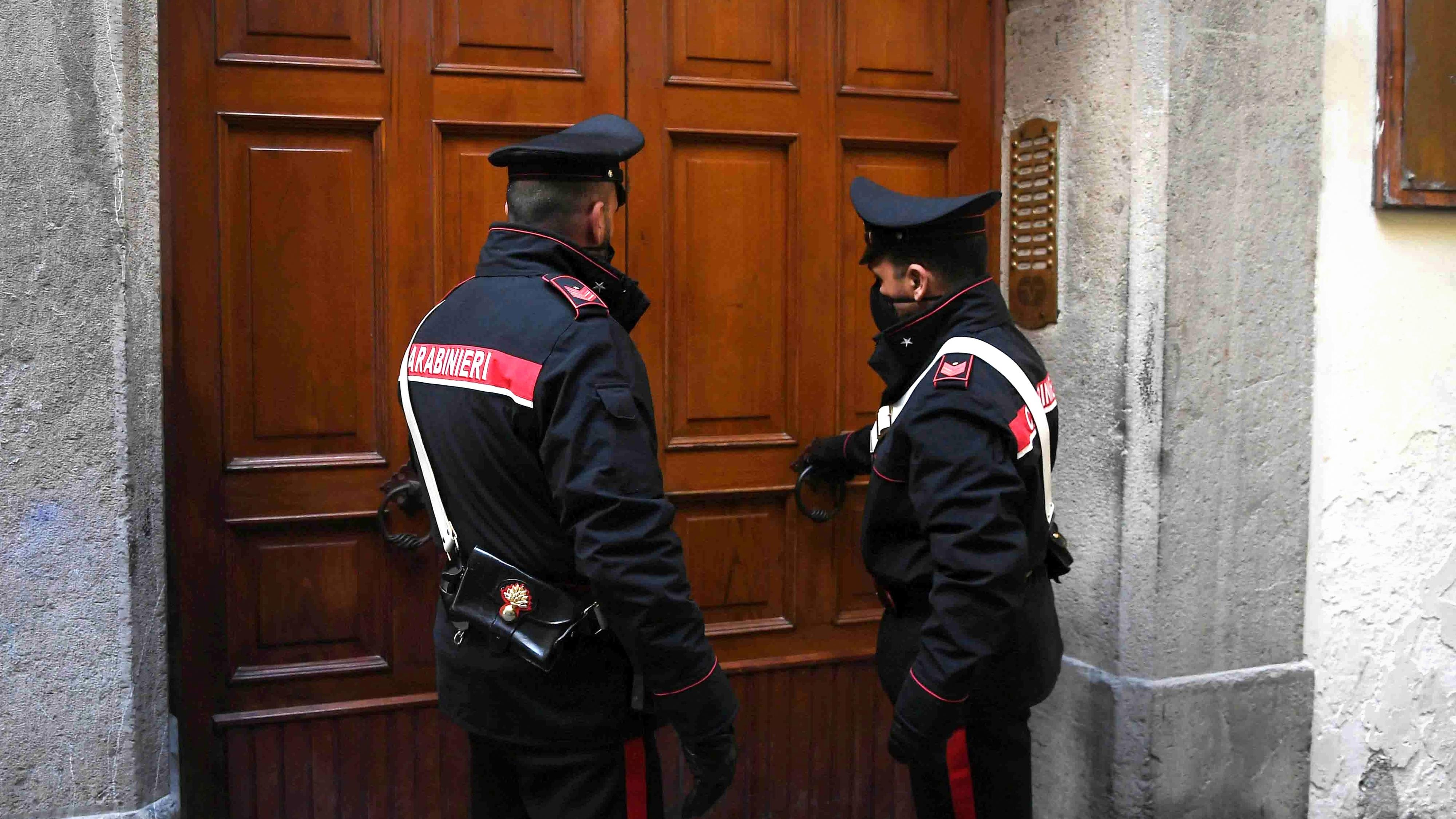 Evade dai domiciliari e quando ripassa da casa ci trova i carabinieri: aveva gambizzato un uomo