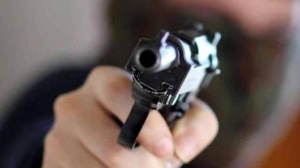 Estrae una pistola durante una lite e parte un colpo: 32enne si ferisce a un piede