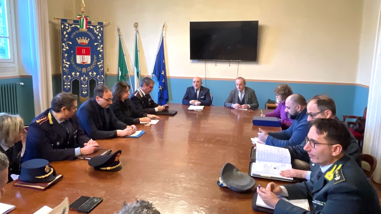 L’incontro sulla sicurezza a Busto Arsizio dopo gli scontri del 10 gennaio Dopo il summit con il prefetto e le forze dell’ordine sono partiti gli interventi Primo tassello il potenziamento dell’illuminazione in piazza Garibaldi