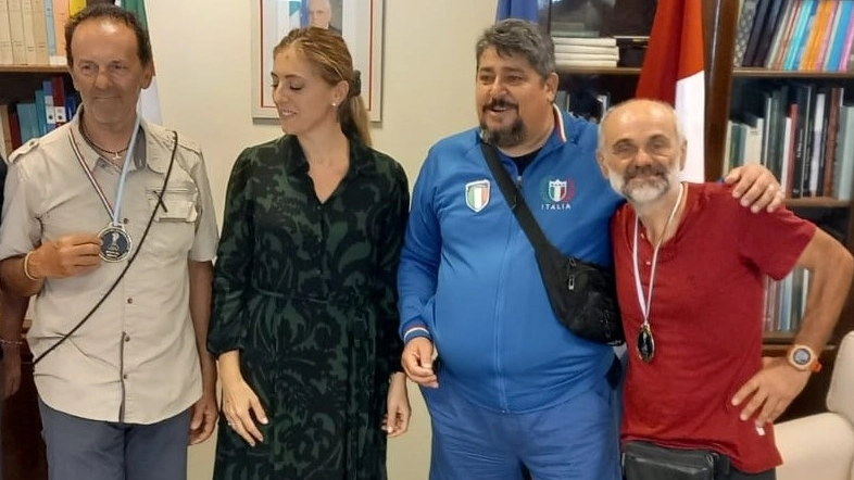 Da sinistra, Enzo Bernasconi, la console italiana a Cordoba Giulia Campeggio e il compagno d’avventure Carlo Motta (a destra con la maglietta rossa)