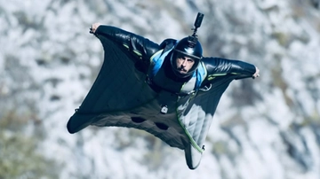 Chi è Raian Kamel, il base-jumper di 36 anni morto dopo essersi lanciato dal Piz da Lech: in quel punto altre due tragedie in passato