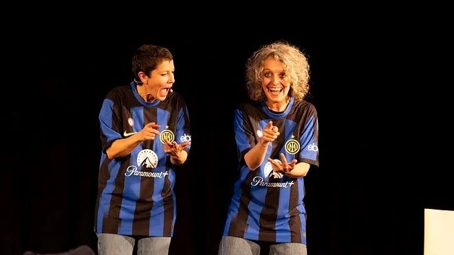 Alessandra Ingoglia e Barbara Menegardo nello spettacolo "Ragazzo Inter-galattico"