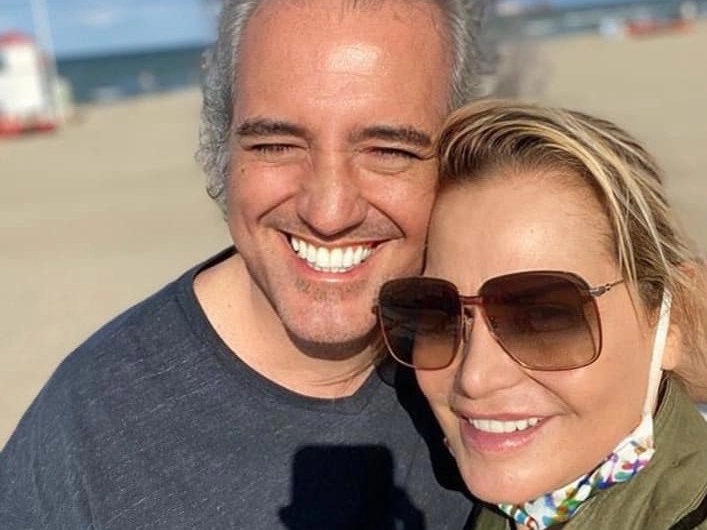 Giovanni Terzi e Simona Ventura in posa per un selfie sulla spiaggia di Rimini