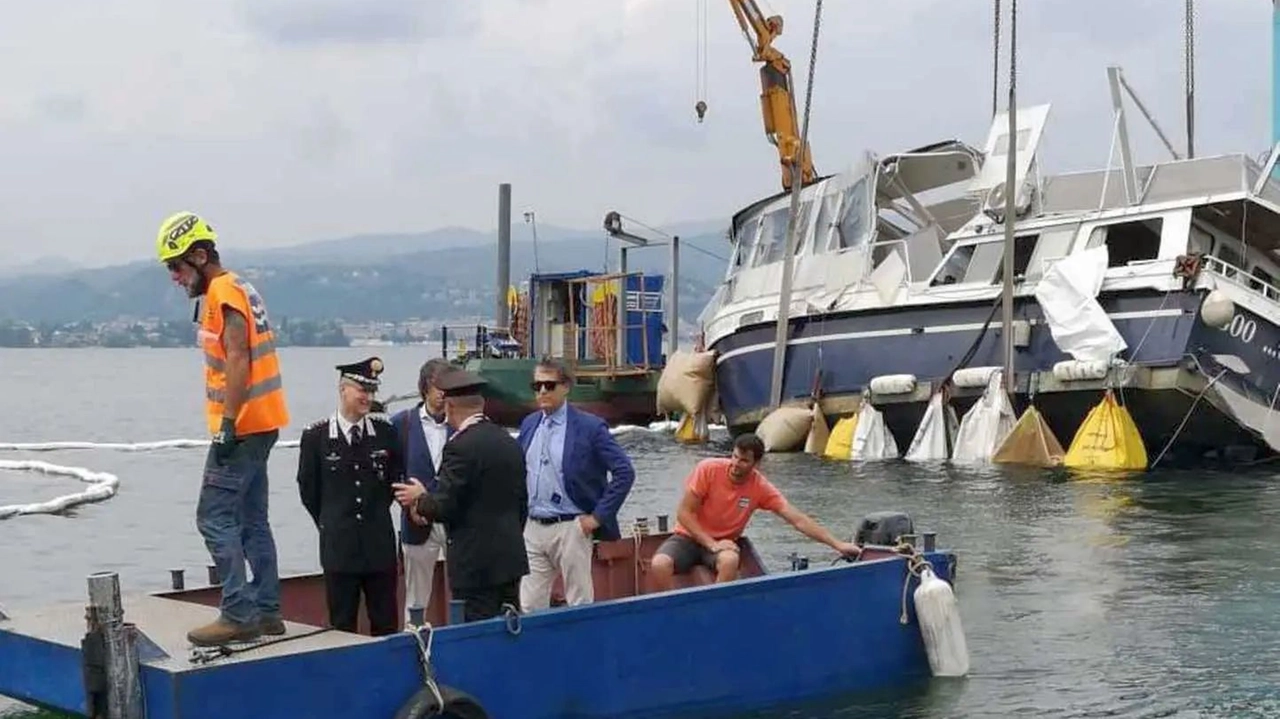 La barca naufragata nel lago Maggiore