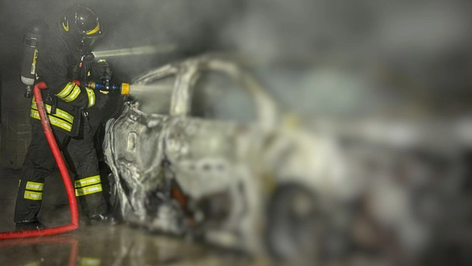 L'incendio ha distrutto una Renault Clio. A innescare le fiamme è stato probabilmente un guasto meccanico o un cortocircuito.