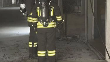 Incendio a Casalpusterlengo: fumo denso da un locale condominiale, intervento tempestivo dei vigili del fuoco evita danni gravi. Indagini in corso.