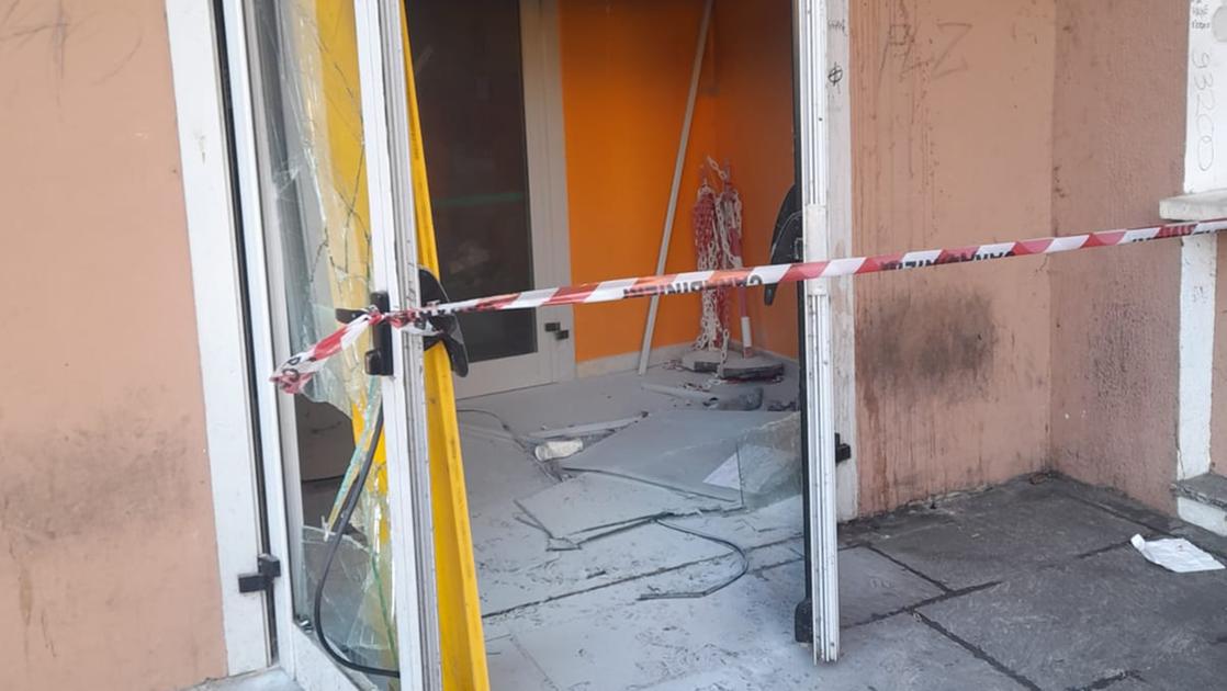 Vandali danno fuoco ai cestini e danneggiano l’ingresso della scuola di ragioneria di Codogno