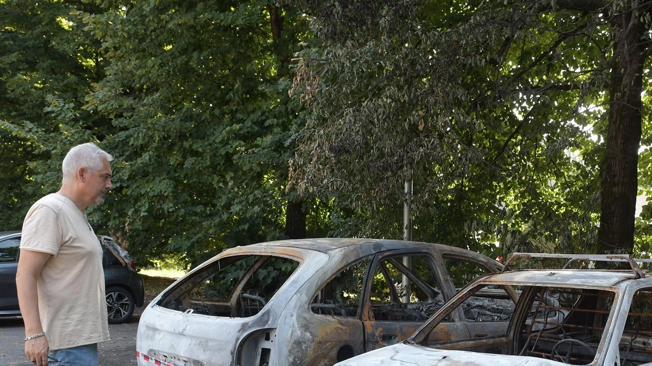 Incendio doloso distrugge due auto e danneggia un camioncino a Pantigliate. Nessuna motivazione chiara per l'atto. Autorità indagano. Vigili del fuoco e forze dell'ordine sul posto.