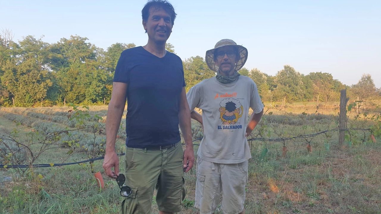 Raffaele De Cechi (a destra) con un aiutante a Cascina Lema dove sono i ritmi delle stagioni a dettare il tempo