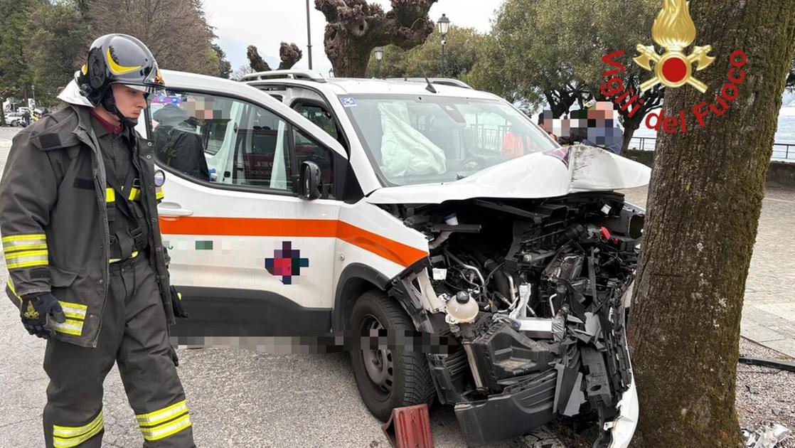 Incidente a Bellagio, auto per il trasporto malati si schianta contro un albero: grave una donna