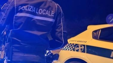 Fugge dalla Polizia locale. E rischia di investire un agente