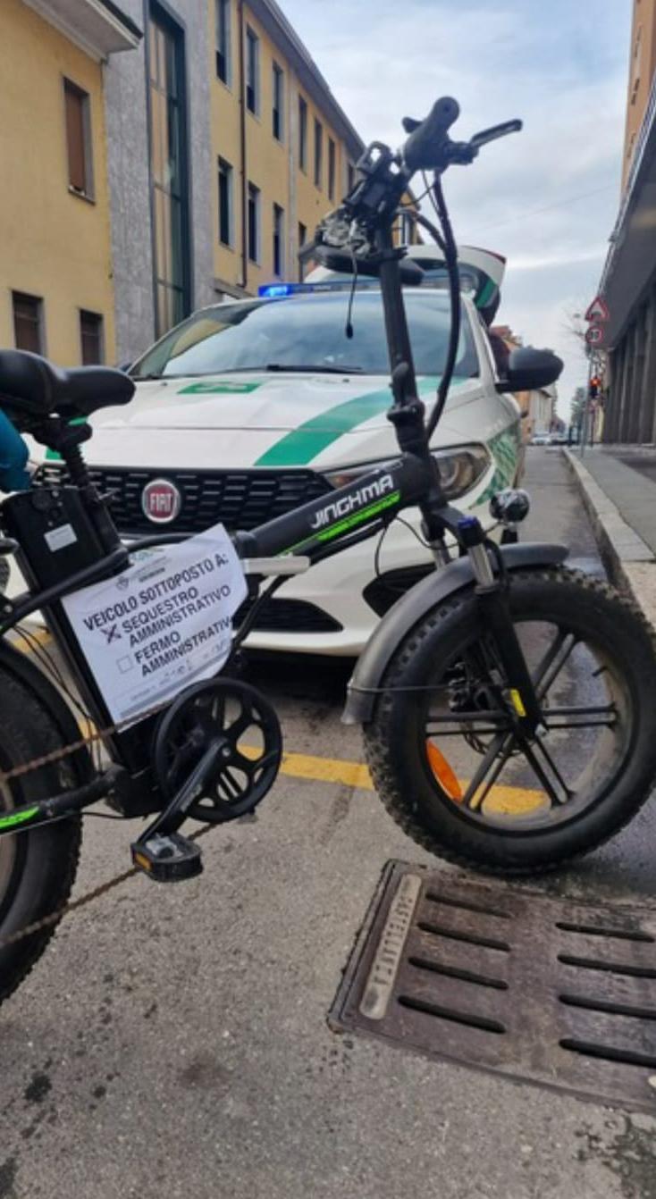 Legnano, giro di vite su bici elettriche e monopattini: sequestri e sanzioni