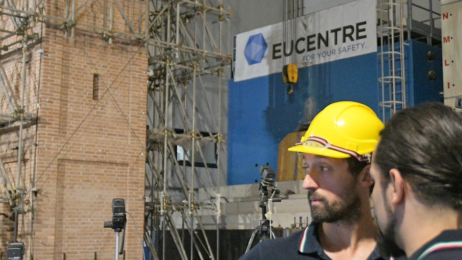 Eucentre ha condotto l’esperimento con una tavola vibrante su un campanile alto 12 metri per valutare l’efficacia dei sistemi di protezione installati come l’Active Mass Damper di Isaac