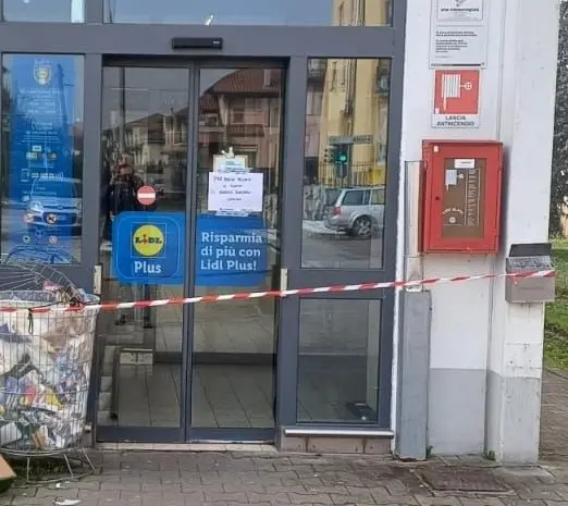 La banda del flessibile colpisce un altro negozio. Ladri in azione anche alla Lidl di Canegrate