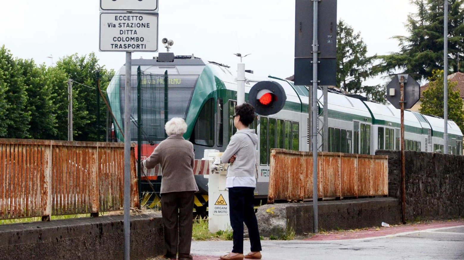 L’estate dei vacanzieri con i treni bloccati dai lavori lungo i binari