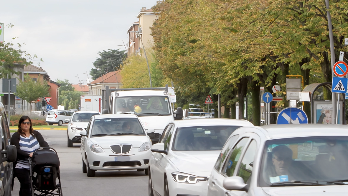 Traffico e disagi per i lavori a parcheggi e marciapiedi di viale Libertà