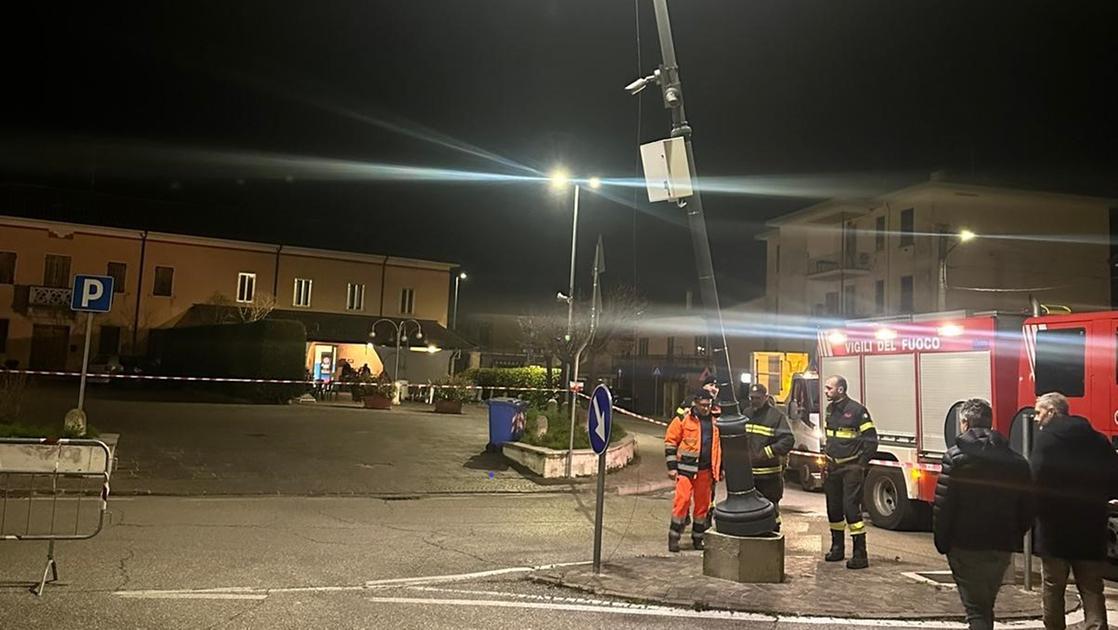 Borgo Mantovano, parapendio a motore colpisce i cavi elettrici e cade sulla piazza Gramsci: gravissimo il pilota di 60 anni