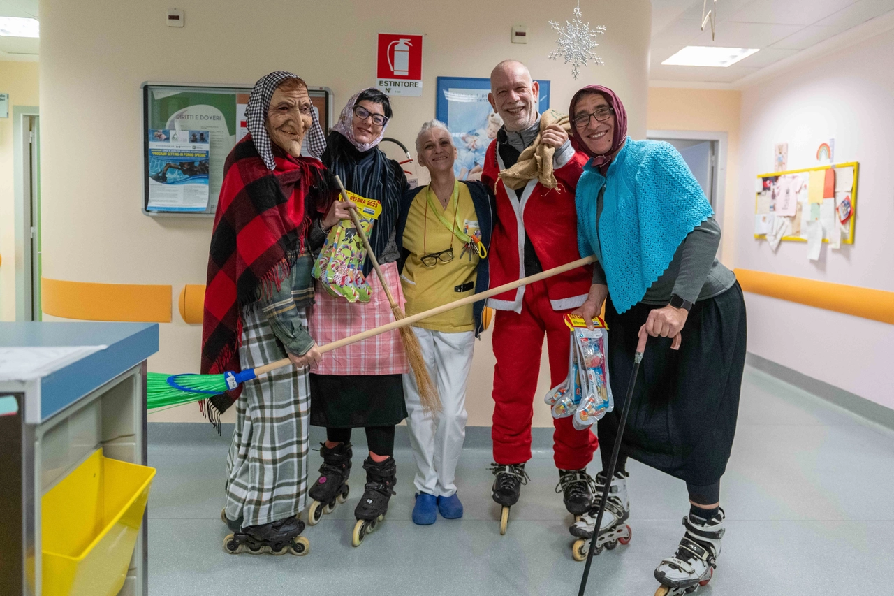 I volontari di Milano Che Pattina consegnano calze della befana ai bambini della pediatria del Ospedale Niguarda di Milano