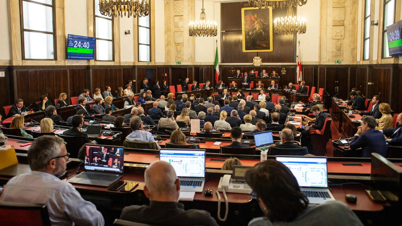 I consiglieri e la Giunta nell’aula di Palazzo Marino, la sede del Comune di Milano