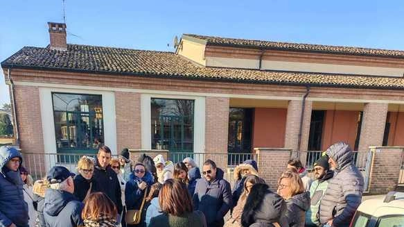 Un gruppo di genitori della scuola materna radunati davanti al Municipio Il futuro della scuola ha giocato un ruolo decisivo nelle sorti del mandato