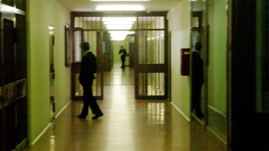 Detenuto in sciopero della fame torturato a Monza, l’ex direttrice: “La verità è nel filmato, l’hanno picchiato”