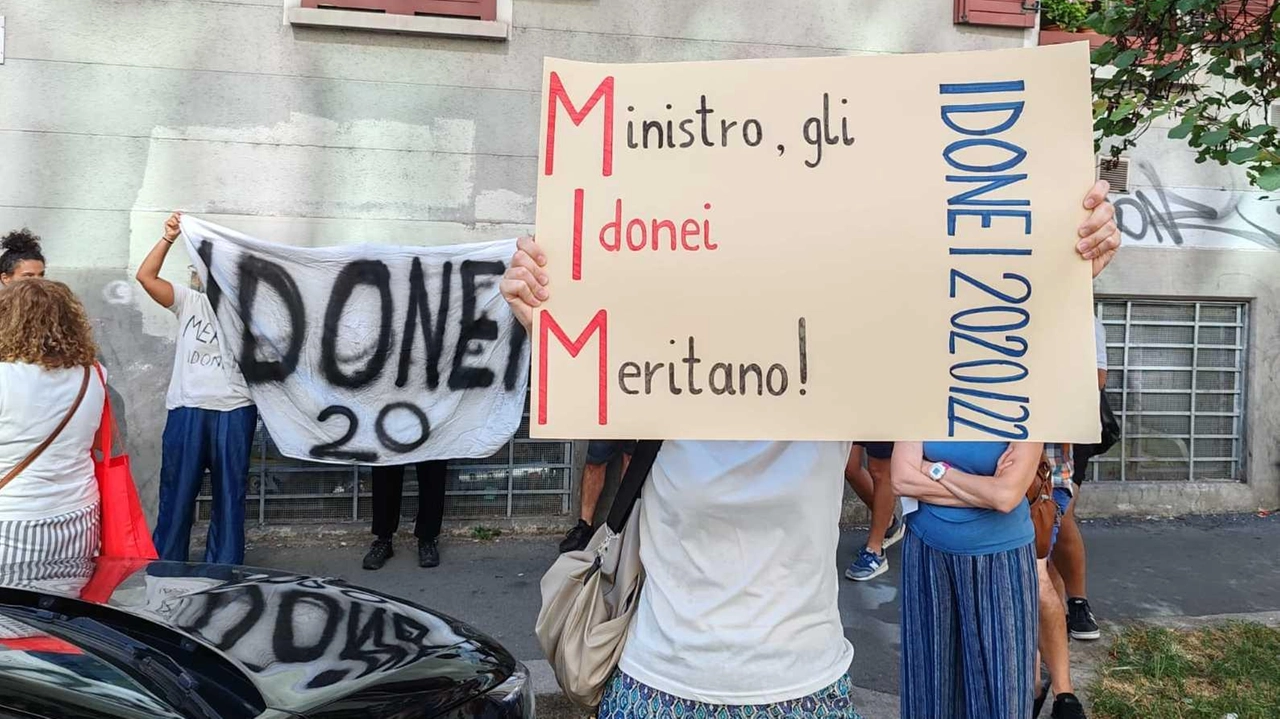 Flash mob a Milano dei vincitori del concorso del 2020 per chiedere lo scorrimento delle graduatorie. L'Ufficio scolastico regionale si impegna a garantire il processo. Assunti 943 insegnanti a tempo indeterminato, con previsione di altre 6.500 nomine annuali.