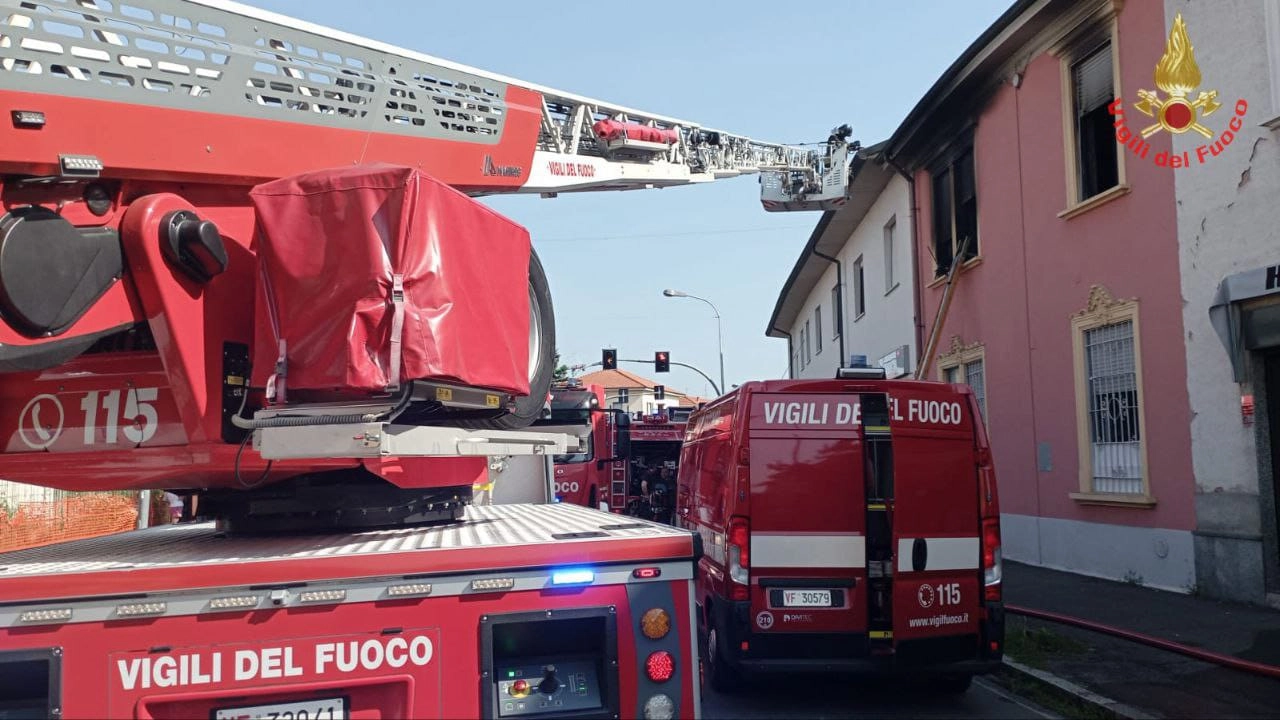 I vigili del fuoco sul luogo dell'incendio a Cesano Maderno