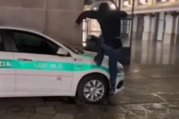 L'assalto all'auto dei vigili