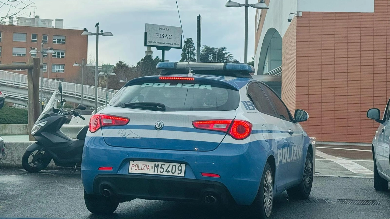 La pattuglia davanti al supermercato in piazza Fisac