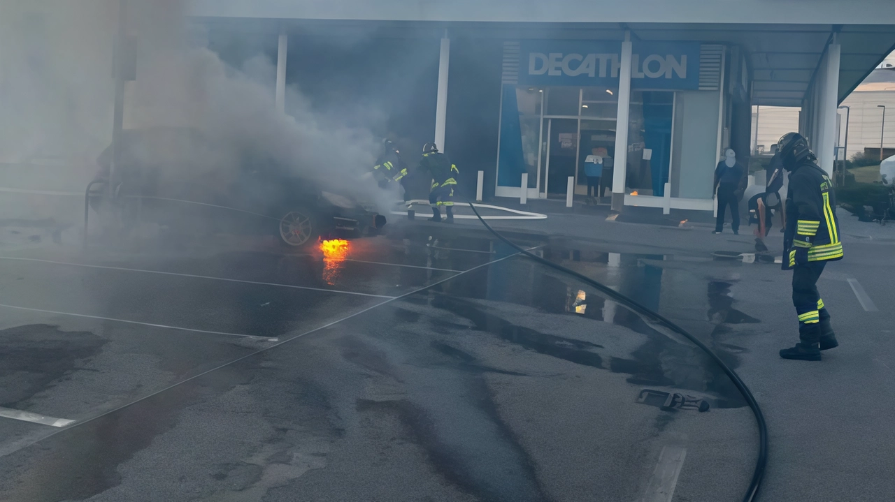 Incendio ieri a Cremona nel parcheggio di fronte a Decathlon: una Mercedes andata a fuoco. Vigili del fuoco pronti, danni limitati alla vettura.