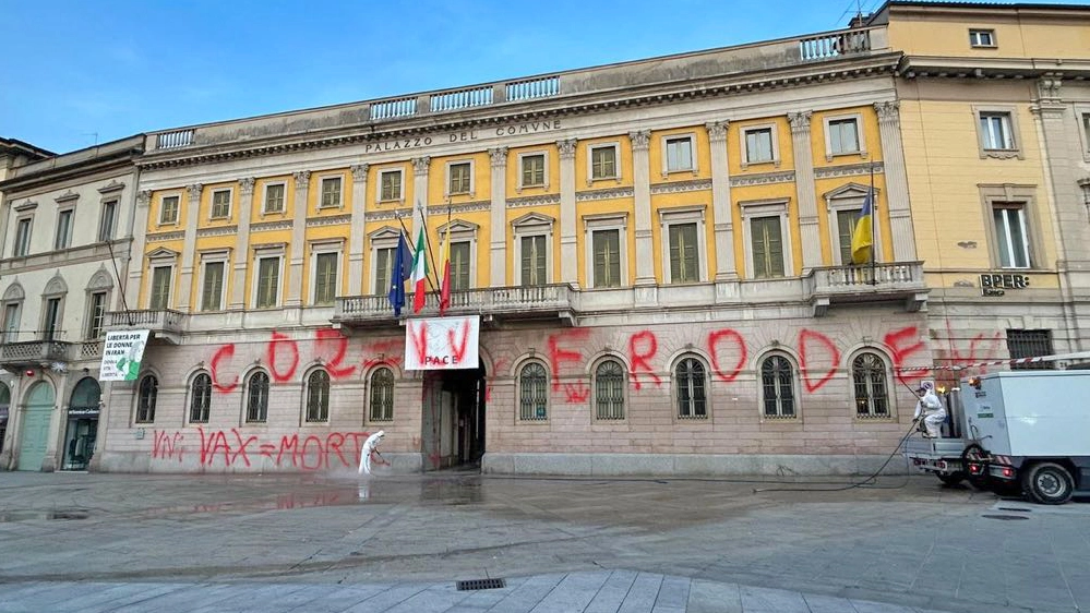 Elena Carnevali Imbrattata la facciata di Palazzo Frizzoni con scritte deliranti sulla crisi climatica. La firma del gruppo “Vivi“ che dagli anni del Covid è anti-vaccini