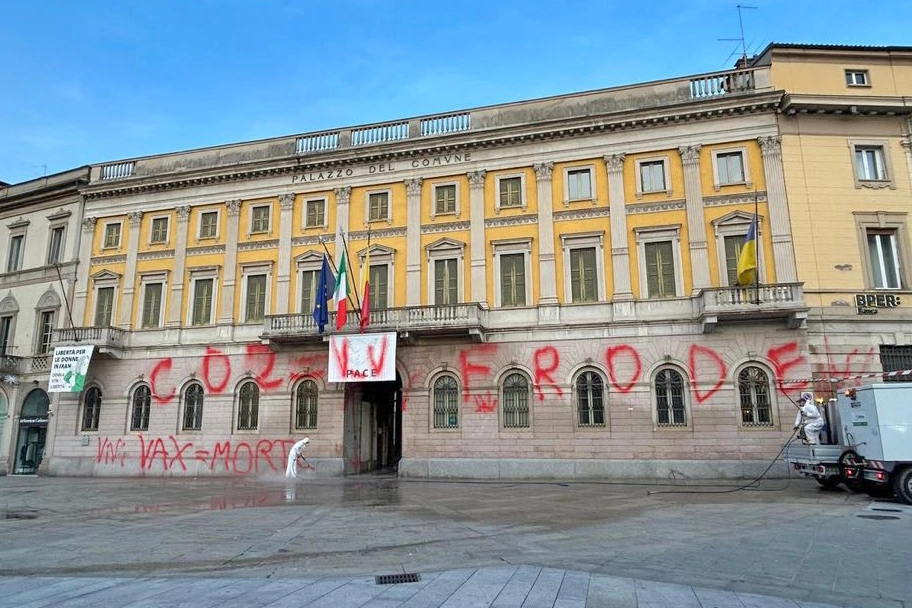 La facciata imbrattata di Palazzo Frizzoni, la sede del Comune di Bergamo