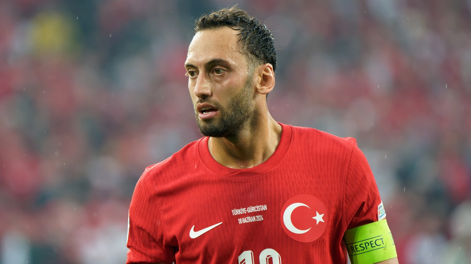Hakan Calhanoglu con la maglia della Turchia agli Europei