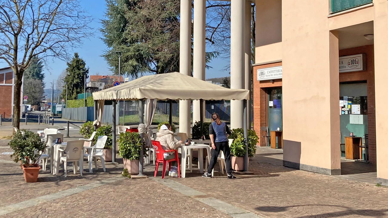 Il bar Caffetteria 101 in piazza Bonfanti, gestito da una famiglia cinese