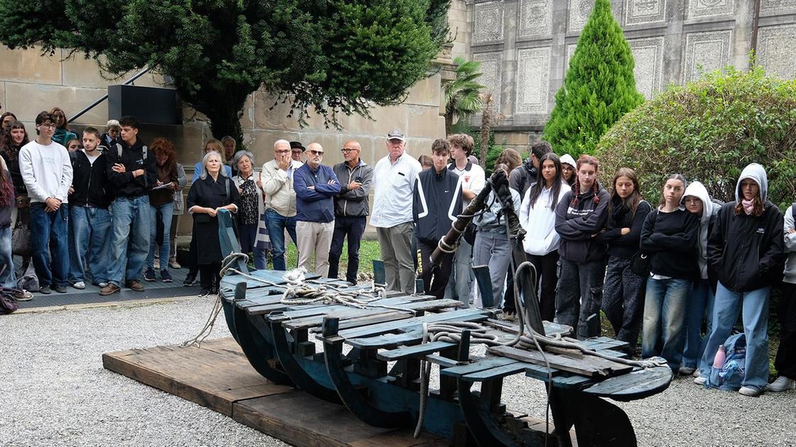 L’arte che aiuta a riflettere. Il barcone dei migranti attracca alla Cappella espiatoria