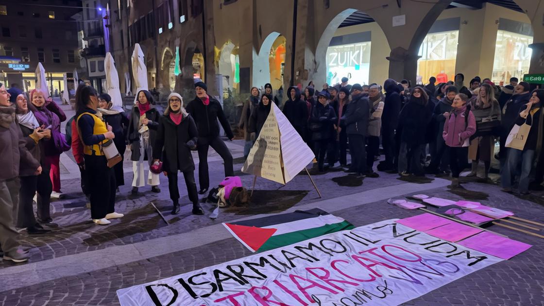 Passeggiata arrabbiata. Le donne in strada: "Stop alla violenza"